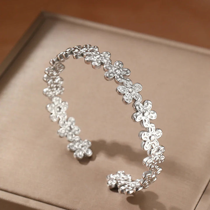 Skanto | Teksturert Blomster Bangle Cuff Armbånd