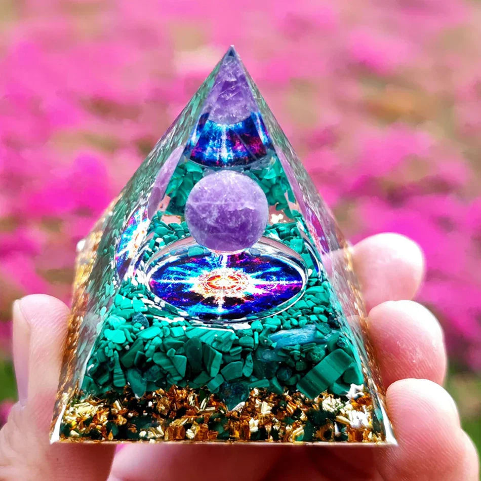 Skanto | Orgonite Pyramide med Ametyst Pendel – Energi, Beskyttelse og Dekorasjon
