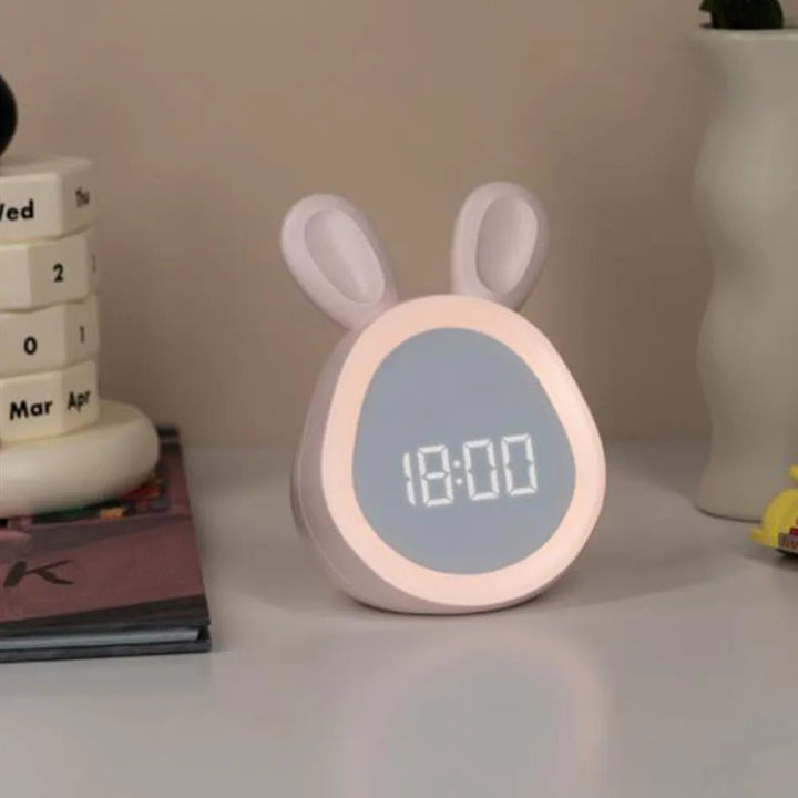 Kaninhode formet barneklokke med LED nattlys - BunniGlow | Skanto