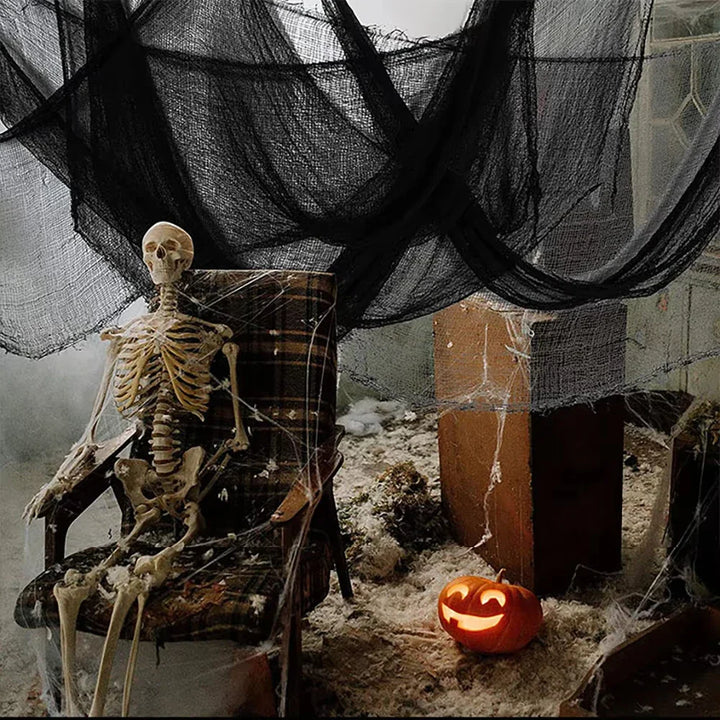 Skanto | Hengende dekorasjon laget av svart gasbind for Halloween — perfekt for vegger, peis og dører