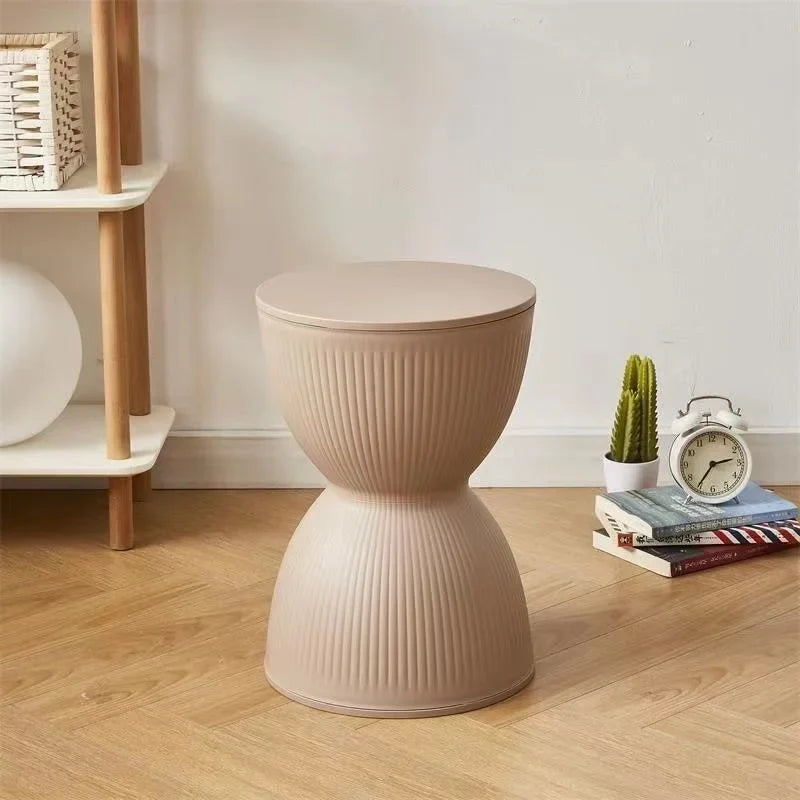 Skanto | Nordisk Plast Lav Sidebord med Timeglassdesign