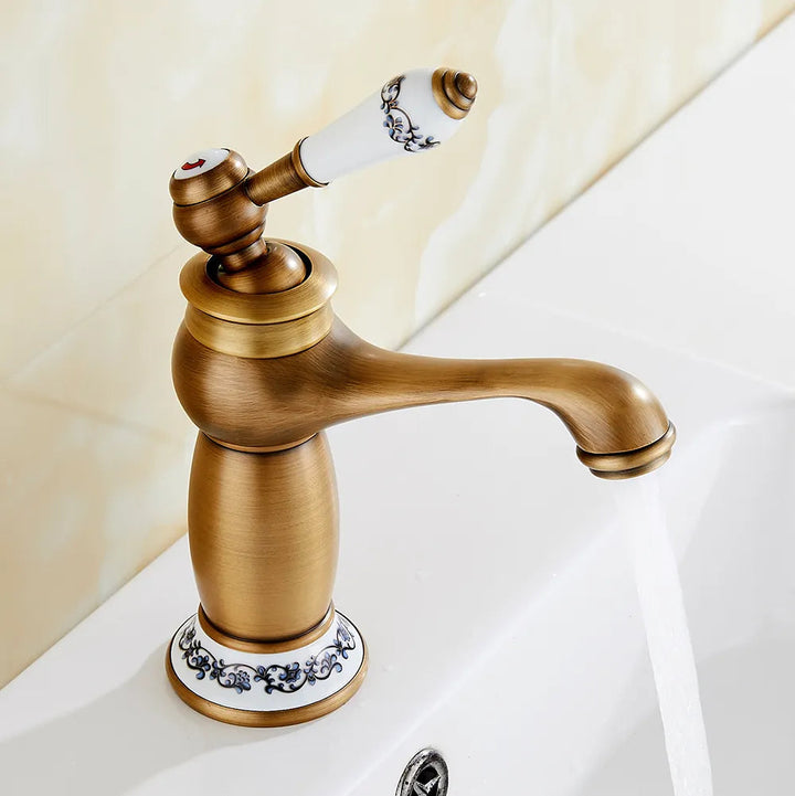 HeritageFlow – Vintage Bronse Kran med Porselenshåndtak Skanto