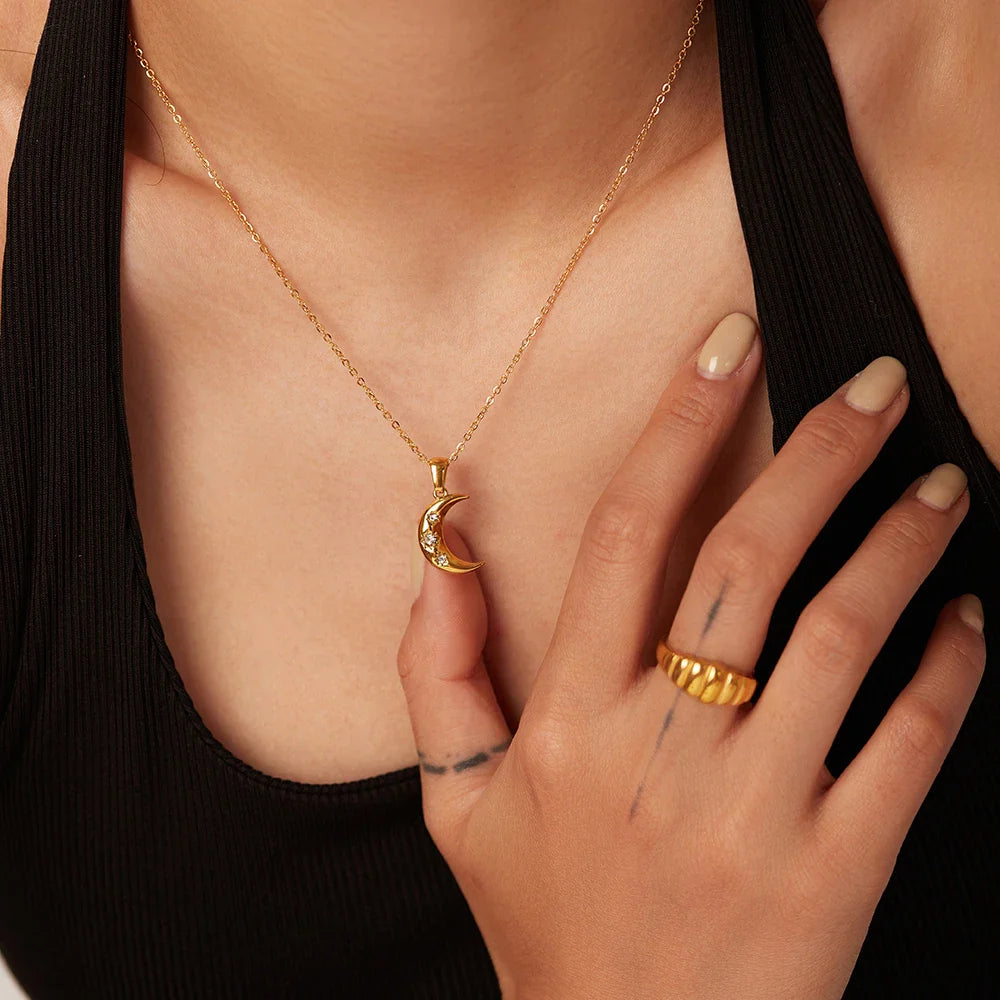Skanto | 18k diamantsmykket halvmåne halskjede