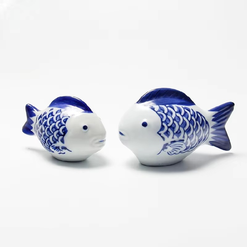 Skanto | Blå og hvit porselen flytende koi fisk skrivebords ornamente