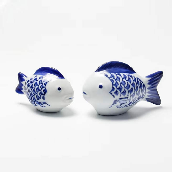 Skanto | Blå og hvit porselen flytende koi fisk skrivebords ornamente