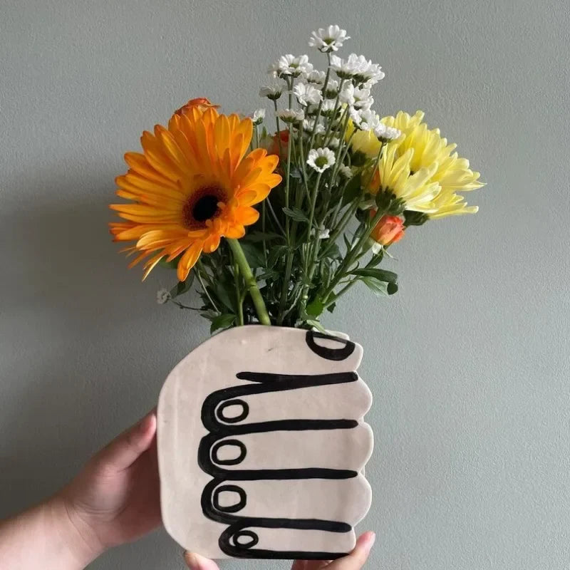 Hånd med blomster vase | Skanto