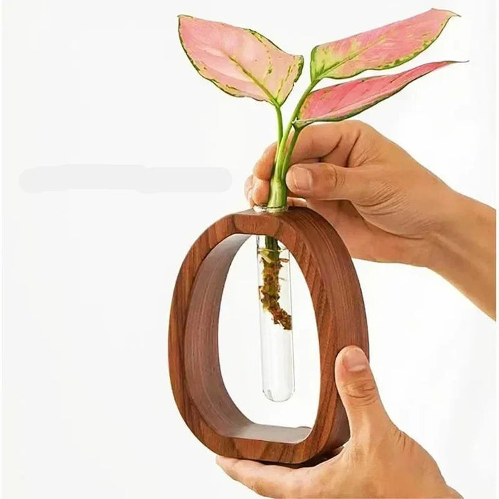 Håndlaget nordisk trehusvase med klart glasselement for minimalistiske blomsterarrangementer moderne skandinavisk interiør | Skanto