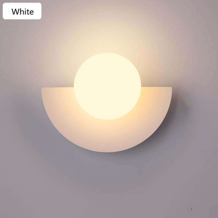 Skanto | Halvmåne Metall Vegglampe. Finnes i 2 forskjellige størrelser og ulike farger.