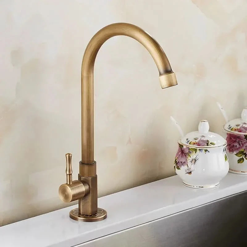 Skanto | GoldenSwan Kran – Antikk kran i svanehalsdesign for kjøkken og hage