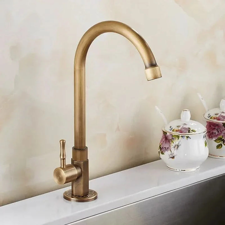Skanto | GoldenSwan Kran – Antikk kran i svanehalsdesign for kjøkken og hage