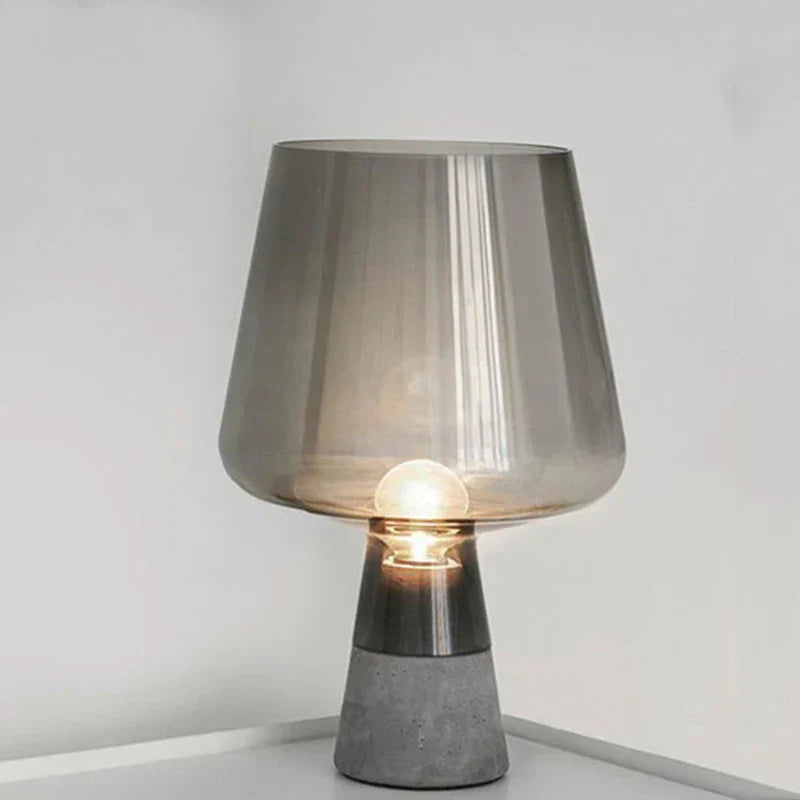NordicCement Bordlampe – Minimalistisk Design med Betongbase Skanto