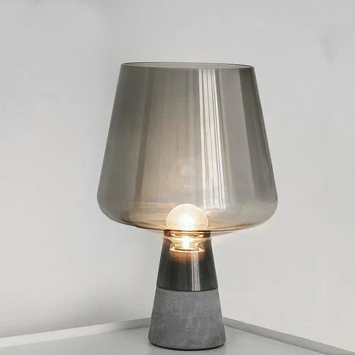 NordicCement Bordlampe – Minimalistisk Design med Betongbase Skanto