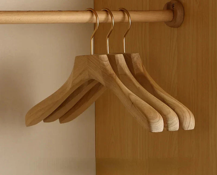 Skanto | Sett med 2 premium kamfertre kleshengere med brede skuldre for klesorganisering