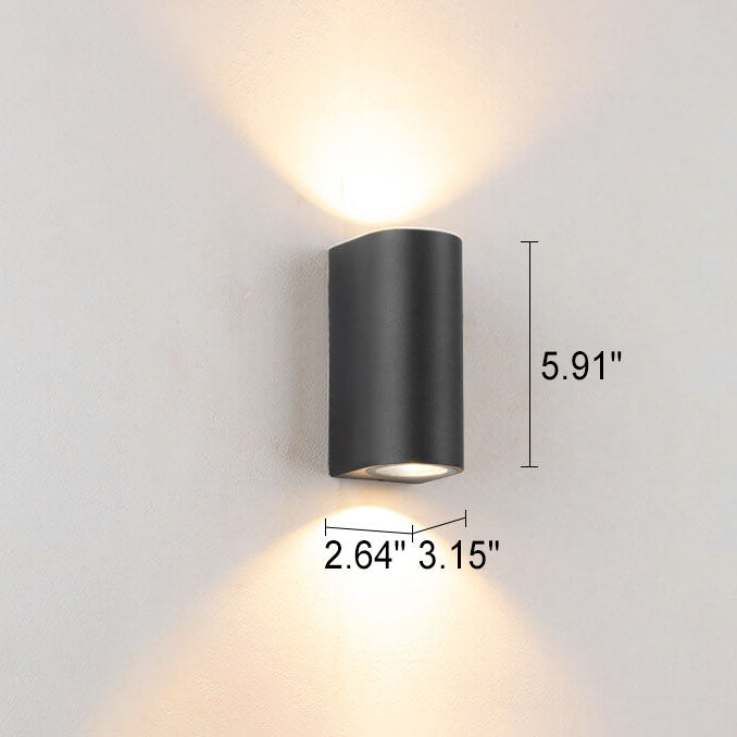 Moderne, enkel, vanntett vegglampe med 2 lyskilder laget av aluminium og glass i sylindrisk design for utendørs bruk.