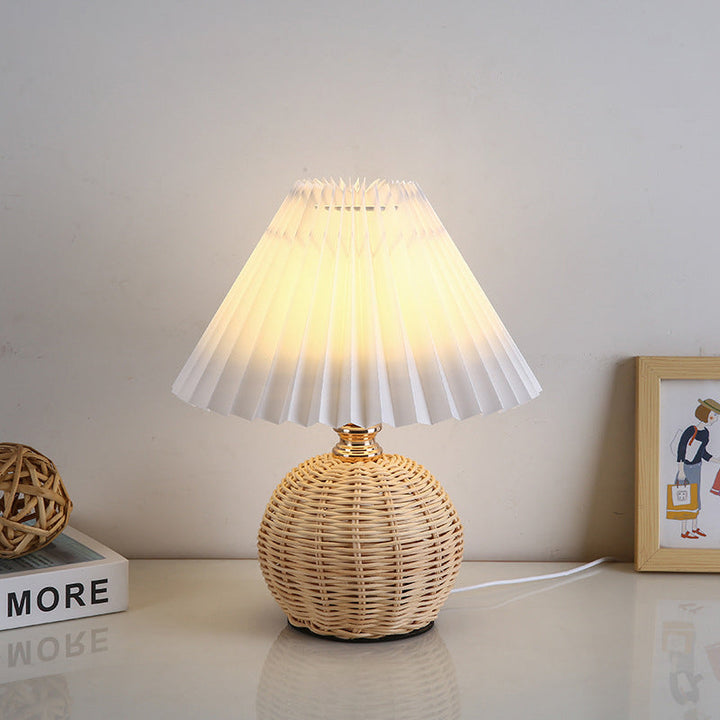 Skanto | RattaLume Nordic LED Bordlampe | Vevd Rattan & Foldbar Stoffskjerm | Stemningslys | Dekor for Soverommet