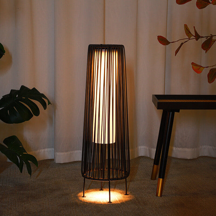 Moderne Minimalistiske Solvannavvisende Runde Vertikale Trekkstrippe Jern Rattan LED Stående Gulvlampe For Utendørs Patio | Skanto