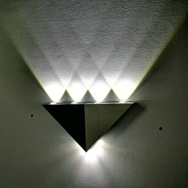 Skanto | TriLumina Prism LED Vegglampe | Kreativ Pyramide Design | Aluminium & Akryl | Fargede Lysalternativer