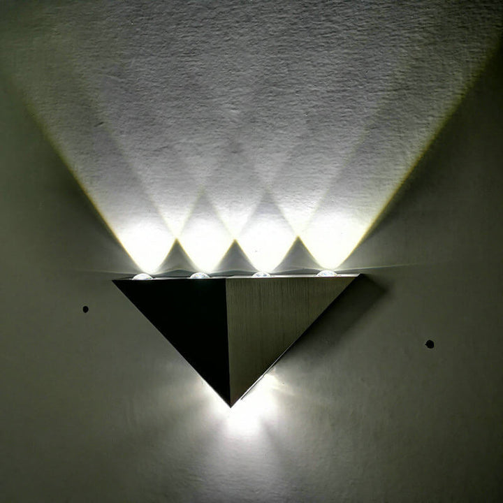 Skanto | TriLumina Prism LED Vegglampe | Kreativ Pyramide Design | Aluminium & Akryl | Fargede Lysalternativer