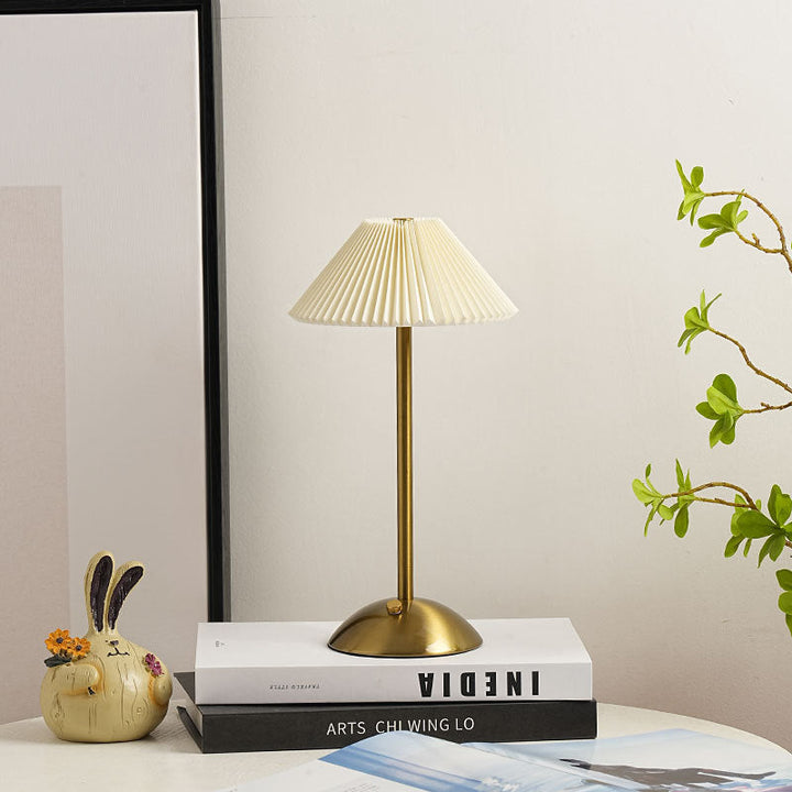 Skanto | Moderne skandinavisk oppladbar jernstoff cone plisserte LED bordlampe for nattbord