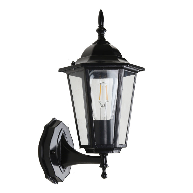Sekskantet vegglampe med aluminiumsramme, frostet glass og én lyskilde for utendørs bruk, egnet for hagen