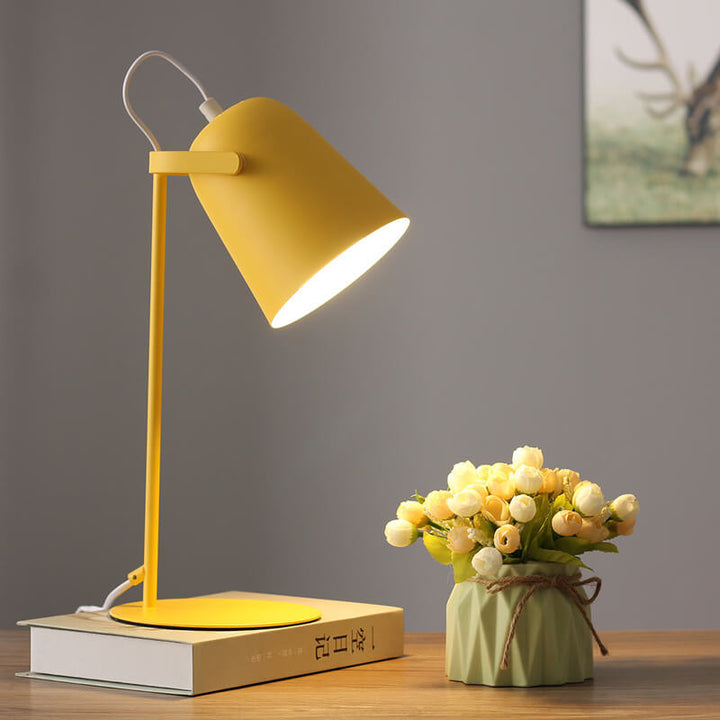 LumiTouch – Minimalist bordlampe med tripod-base og berøringskontroll Skanto