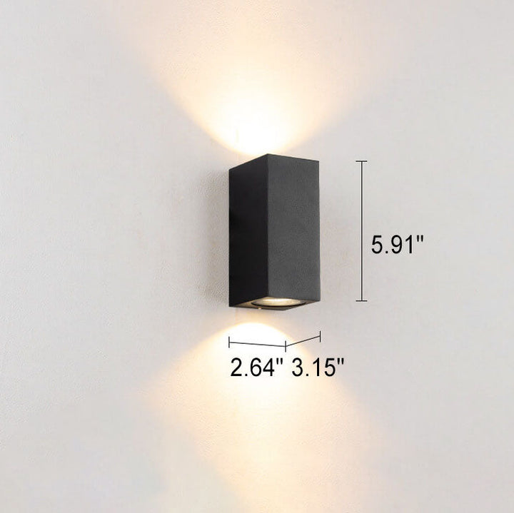 Moderne, enkel, vanntett vegglampe med 2 lyskilder laget av aluminium og glass i sylindrisk design for utendørs bruk.