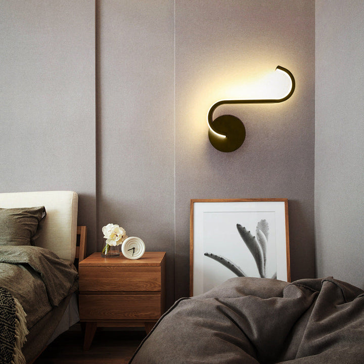 Skanto | Buet vegglampe i aluminium i moderne stil