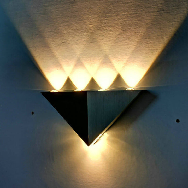 Skanto | TriLumina Prism LED Vegglampe | Kreativ Pyramide Design | Aluminium & Akryl | Fargede Lysalternativer