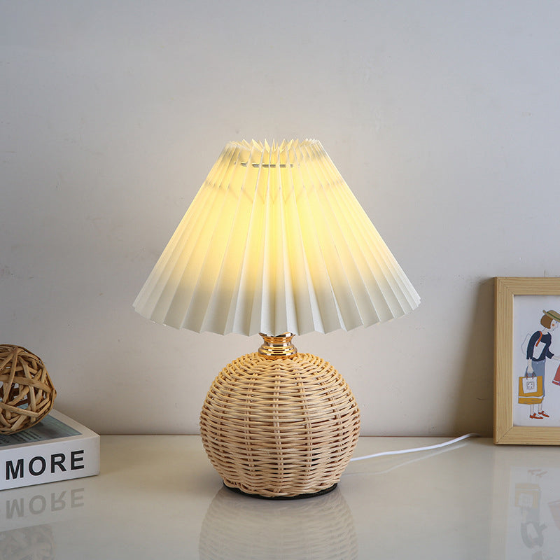Skanto | RattaLume Nordic LED Bordlampe | Vevd Rattan & Foldbar Stoffskjerm | Stemningslys | Dekor for Soverommet