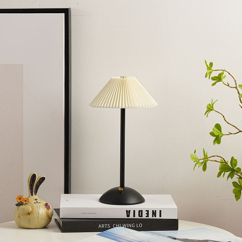 Skanto | Moderne skandinavisk oppladbar jernstoff cone plisserte LED bordlampe for nattbord