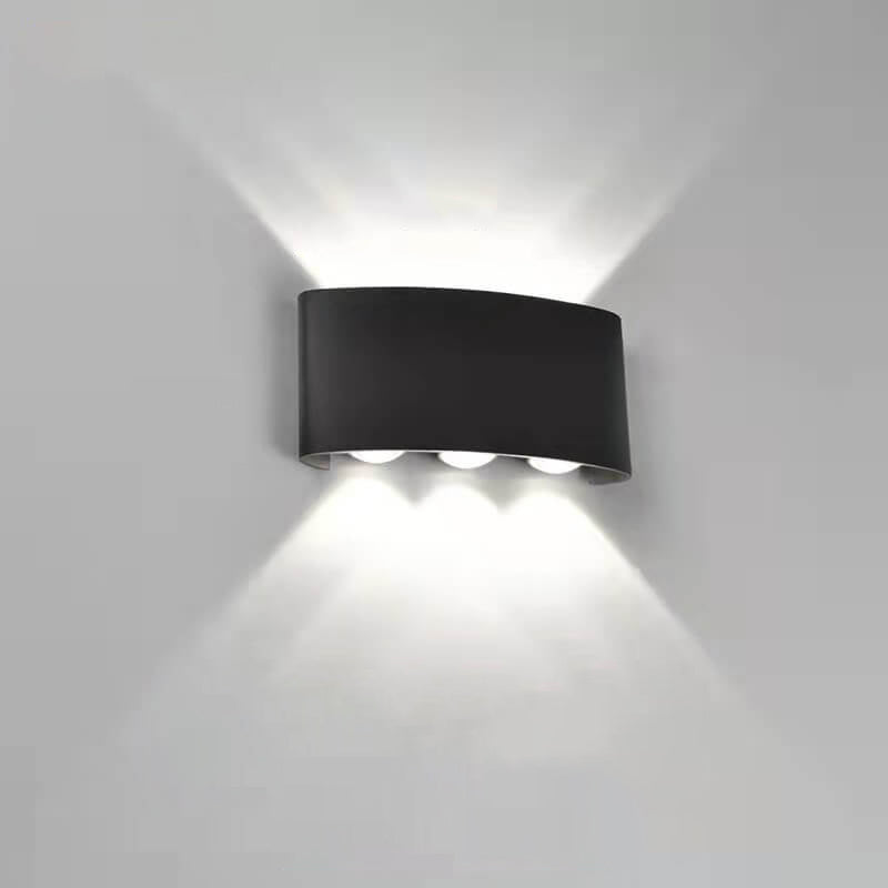 Moderne LED-vegglampe med oppover- og nedoverbuede spotlights, vanntett, for utendørs bruk