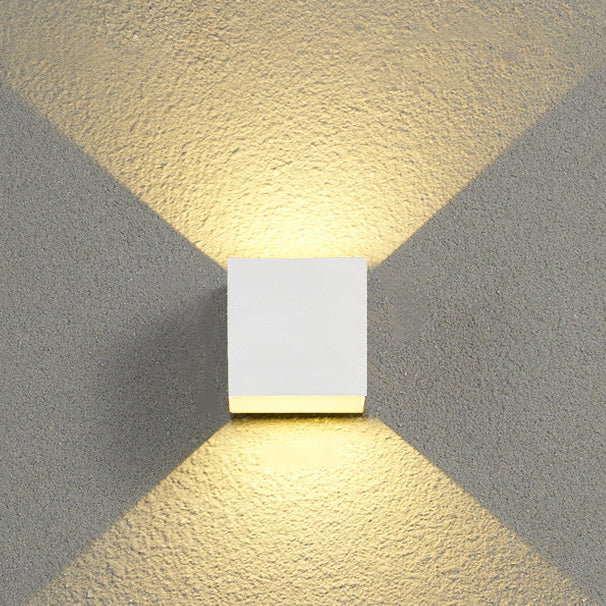 Minimalistisk, firkantet LED-vegglampe i aluminium for utendørs bruk – vanntett og kubeformet