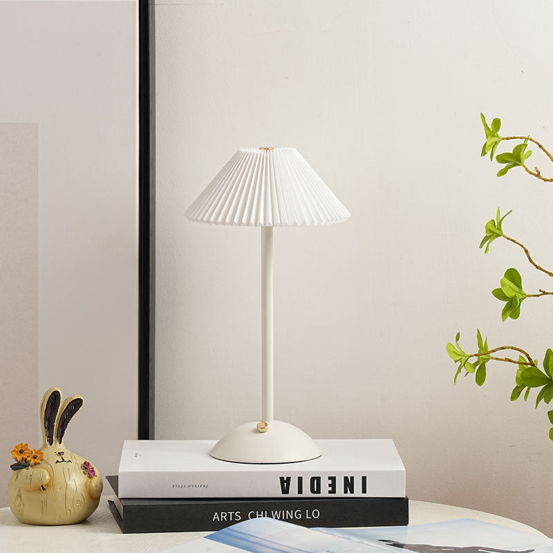 Norvo | Moderne skandinavisk oppladbar jernstoff cone plisserte LED bordlampe for nattbord