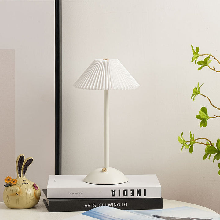 Skanto | Moderne skandinavisk oppladbar jernstoff cone plisserte LED bordlampe for nattbord