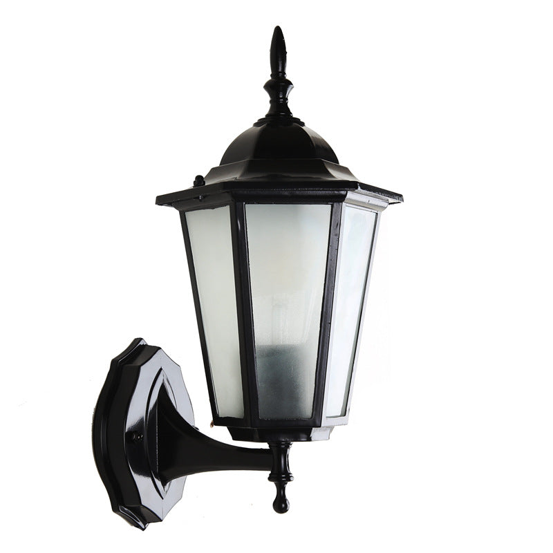 Sekskantet vegglampe med aluminiumsramme, frostet glass og én lyskilde for utendørs bruk, egnet for hagen