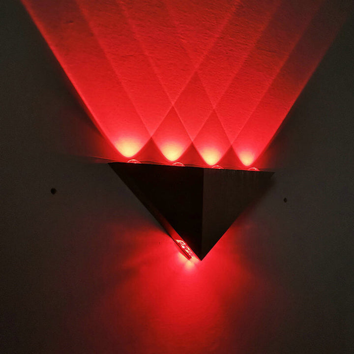 Skanto | TriLumina Prism LED Vegglampe | Kreativ Pyramide Design | Aluminium & Akryl | Fargede Lysalternativer