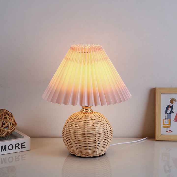 Skanto | RattaLume Nordic LED Bordlampe | Vevd Rattan & Foldbar Stoffskjerm | Stemningslys | Dekor for Soverommet
