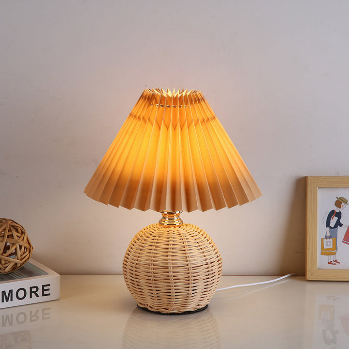 Skanto | RattaLume Nordic LED Bordlampe | Vevd Rattan & Foldbar Stoffskjerm | Stemningslys | Dekor for Soverommet
