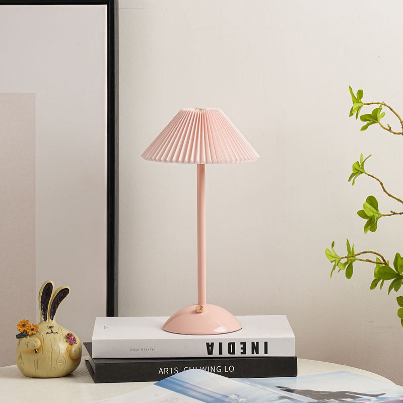 Skanto | Moderne skandinavisk oppladbar jernstoff cone plisserte LED bordlampe for nattbord