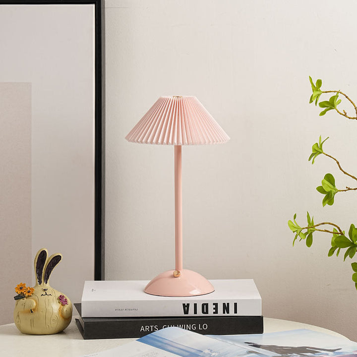Skanto | Moderne skandinavisk oppladbar jernstoff cone plisserte LED bordlampe for nattbord