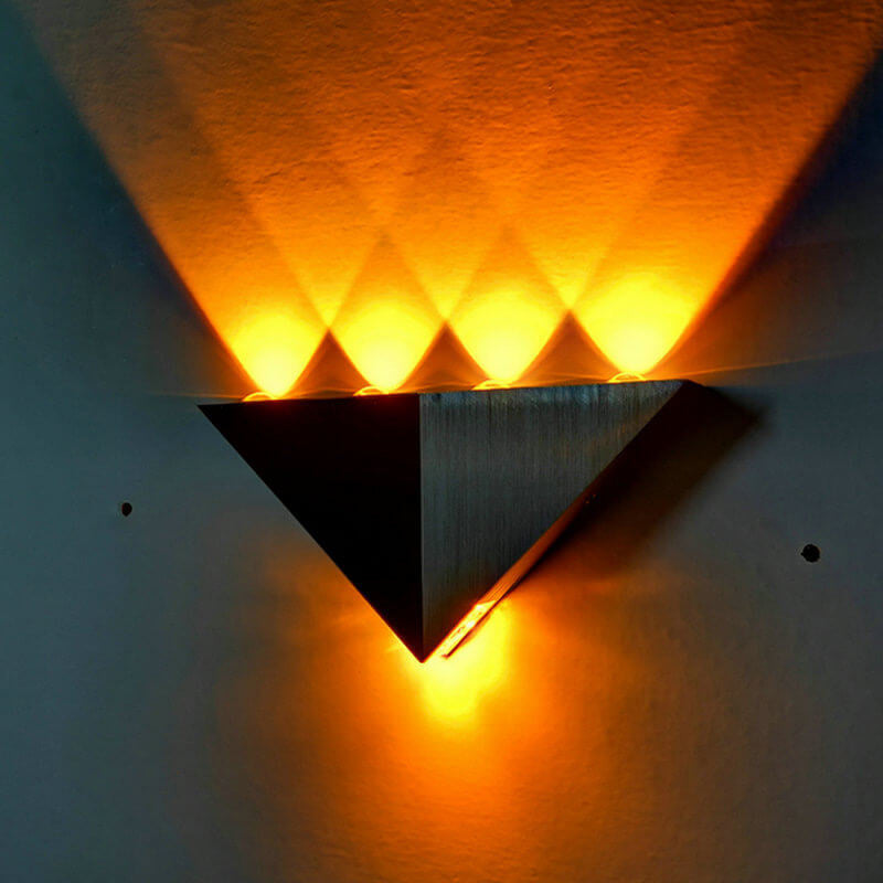 Skanto | TriLumina Prism LED Vegglampe | Kreativ Pyramide Design | Aluminium & Akryl | Fargede Lysalternativer