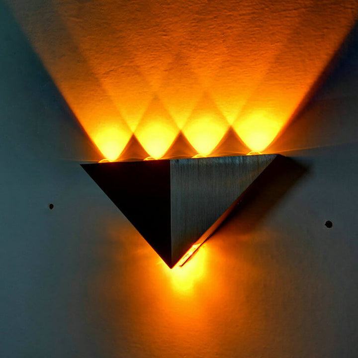 Skanto | TriLumina Prism LED Vegglampe | Kreativ Pyramide Design | Aluminium & Akryl | Fargede Lysalternativer