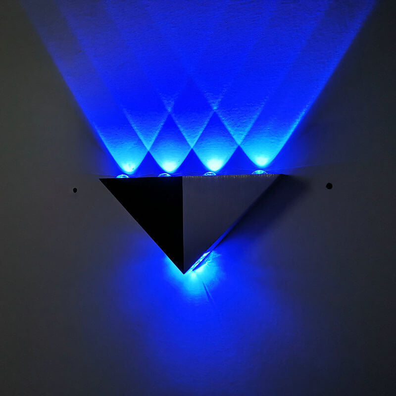 Skanto | TriLumina Prism LED Vegglampe | Kreativ Pyramide Design | Aluminium & Akryl | Fargede Lysalternativer