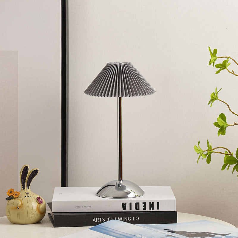 Skanto | Moderne skandinavisk oppladbar jernstoff cone plisserte LED bordlampe for nattbord