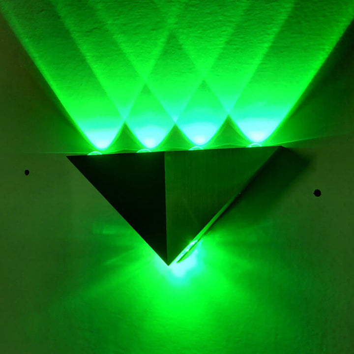 Skanto | TriLumina Prism LED Vegglampe | Kreativ Pyramide Design | Aluminium & Akryl | Fargede Lysalternativer