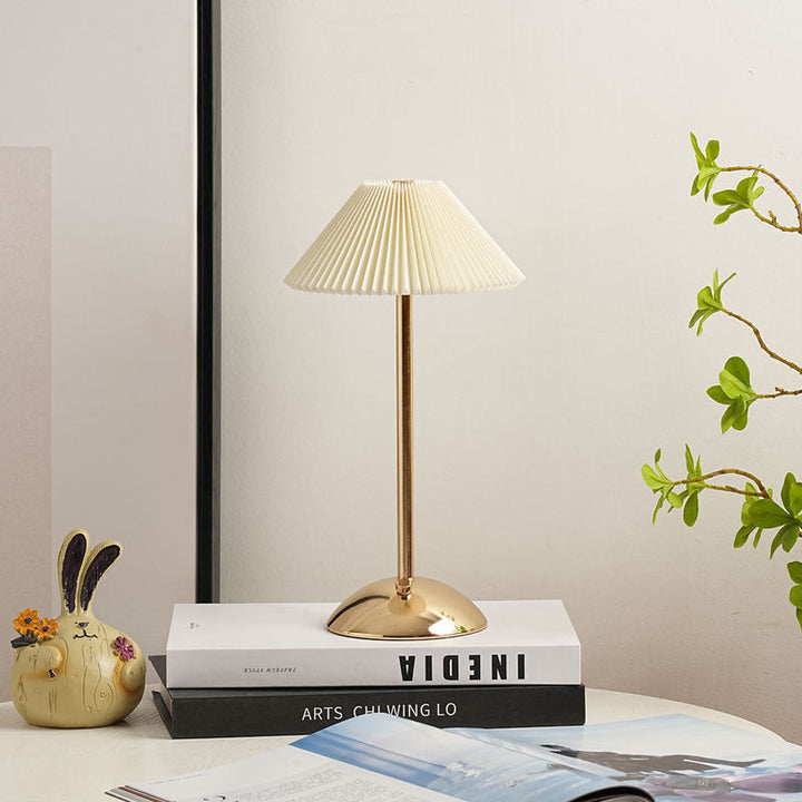 Skanto | Moderne skandinavisk oppladbar jernstoff cone plisserte LED bordlampe for nattbord