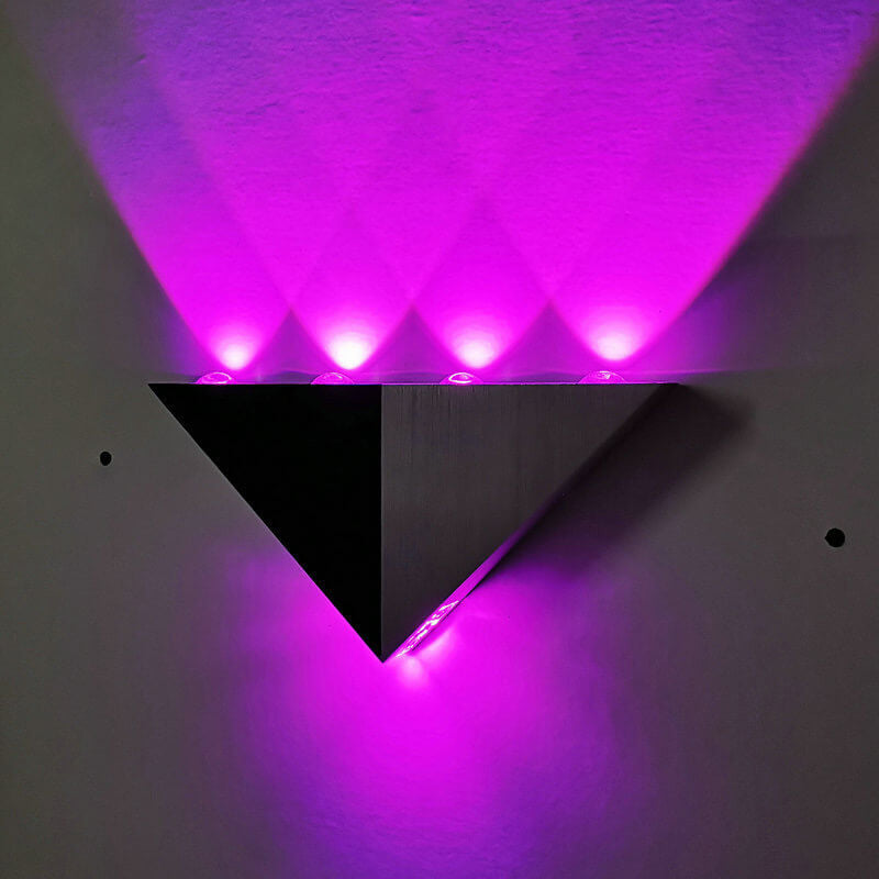 Skanto | TriLumina Prism LED Vegglampe | Kreativ Pyramide Design | Aluminium & Akryl | Fargede Lysalternativer