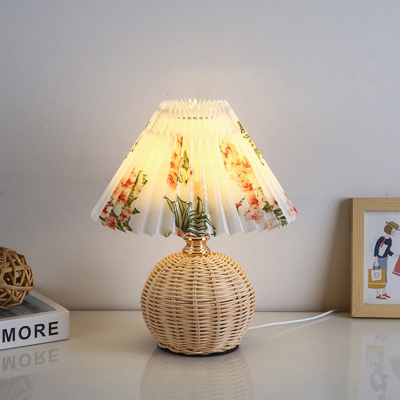 Skanto | RattaLume Nordic LED Bordlampe | Vevd Rattan & Foldbar Stoffskjerm | Stemningslys | Dekor for Soverommet