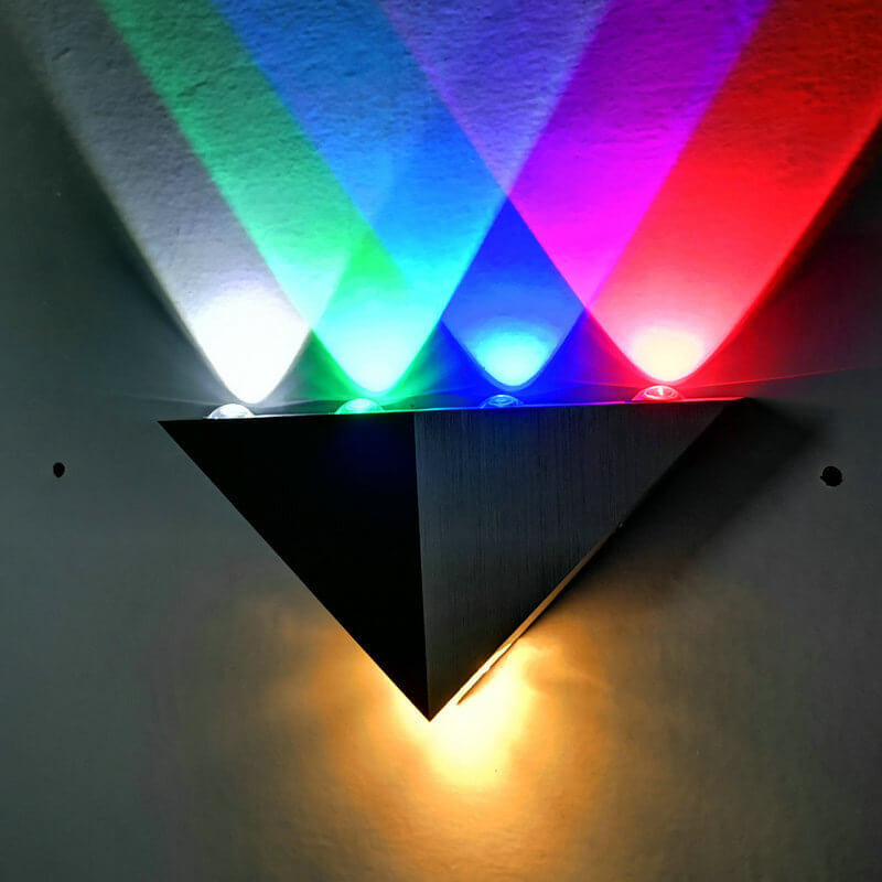 Skanto | TriLumina Prism LED Vegglampe | Kreativ Pyramide Design | Aluminium & Akryl | Fargede Lysalternativer