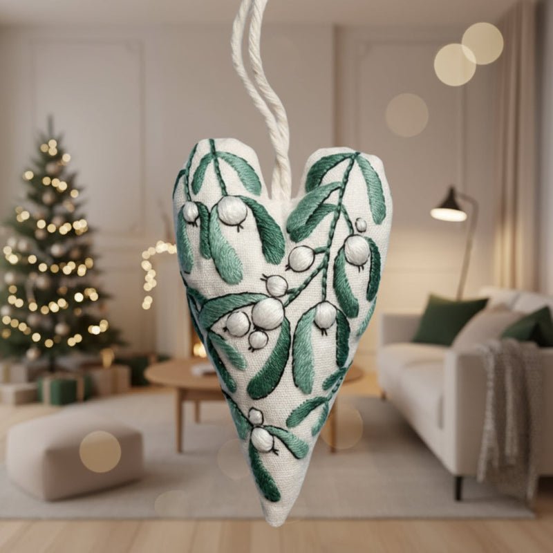 Skanto | DIY broderisett for hjerteformede juledekorasjoner med stoff, tråd og nåler
